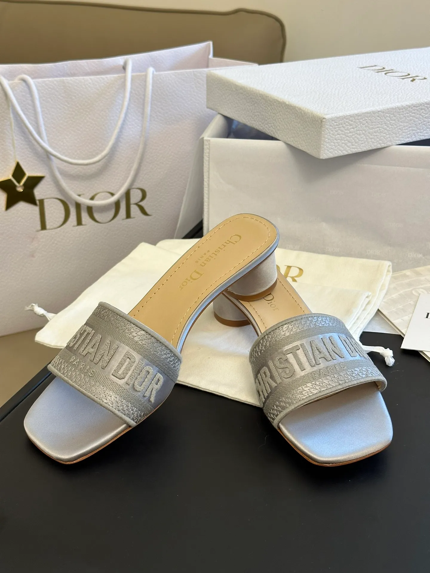 👟👟Ex-factory price 440👟👟 Dior • Dior 2025 DWAY spring and summer new one-word embroidered slippers version CD letter logo three-dimensional embroidered cylindrical heel sandals Square toe thick heel jelly color open-toe slippers Upper: Original consistent high-temperature water-soluble cotton electro-embroidery technology silk fabric Lining: Water-dyed sheepskin lining Outsole: Italian leather outsole Heel height: 3.5CM Number of yards: 35-40